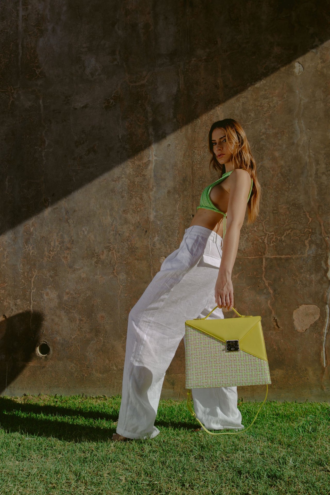 SILVIA 1960 Canary yellow handbag with a model